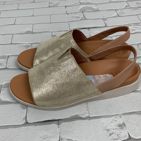 Strive Mara Leather Sandals. Size 10.5. Creme sparkle champagne. Cushioned - Picture 6 of 11